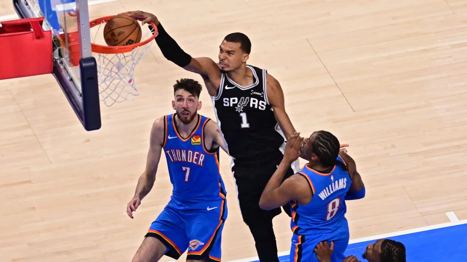 Spektakël pas dy vazhdimeve, Wembanyama udhëheq Spurs drejt triumfit të madh ndaj Thunder
