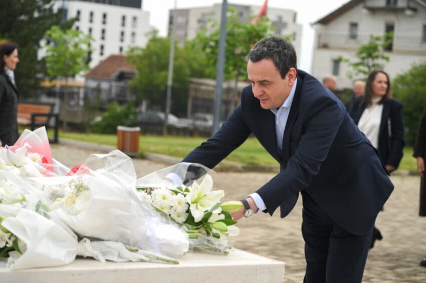 Kurti kujton Ilir Konushevcin dhe Hazir Malajn: U flijuan për çlirimin dhe lirinë e Kosovës