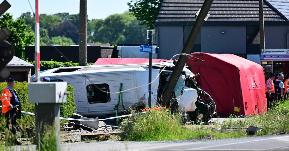 Aksident në Belgjikë, treni përplaset me autobusin e shkollës – disa të vdekur