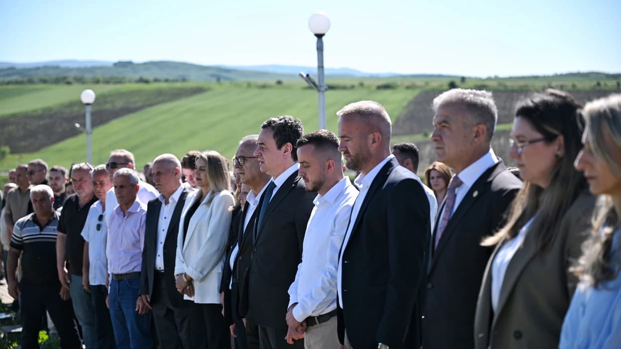 Kurti bën homazhe në Marinë në nderim të dëshmorëve Rasim Kiçina dhe Ragip Halilaj