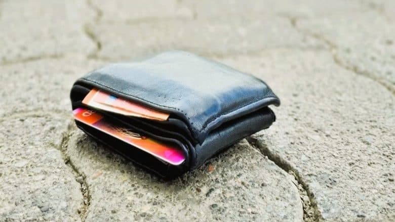 Gjest human: E mitura në Mitrovicë dorëzon kuletën me 2000 euro në polici, pronarit i kthehen paratë