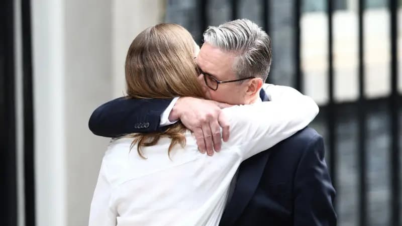 Starmer emocionohet gjatë njoftimit për dorëheqjen, përqafon bashkëshorten