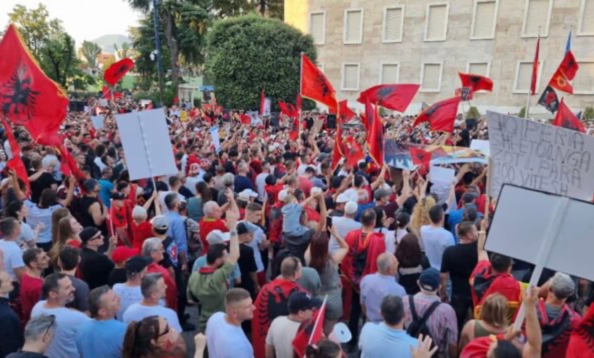 Veteranët e UÇK-së iu bëjnë thirrje protestuesve në Tiranë: Mos i keqpërdorni simbolet e UÇK-së për qëllime politike