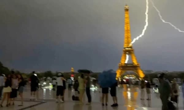 Nga nxehtësia ekstreme në stuhi, rrufeja godet Kullën Eiffel