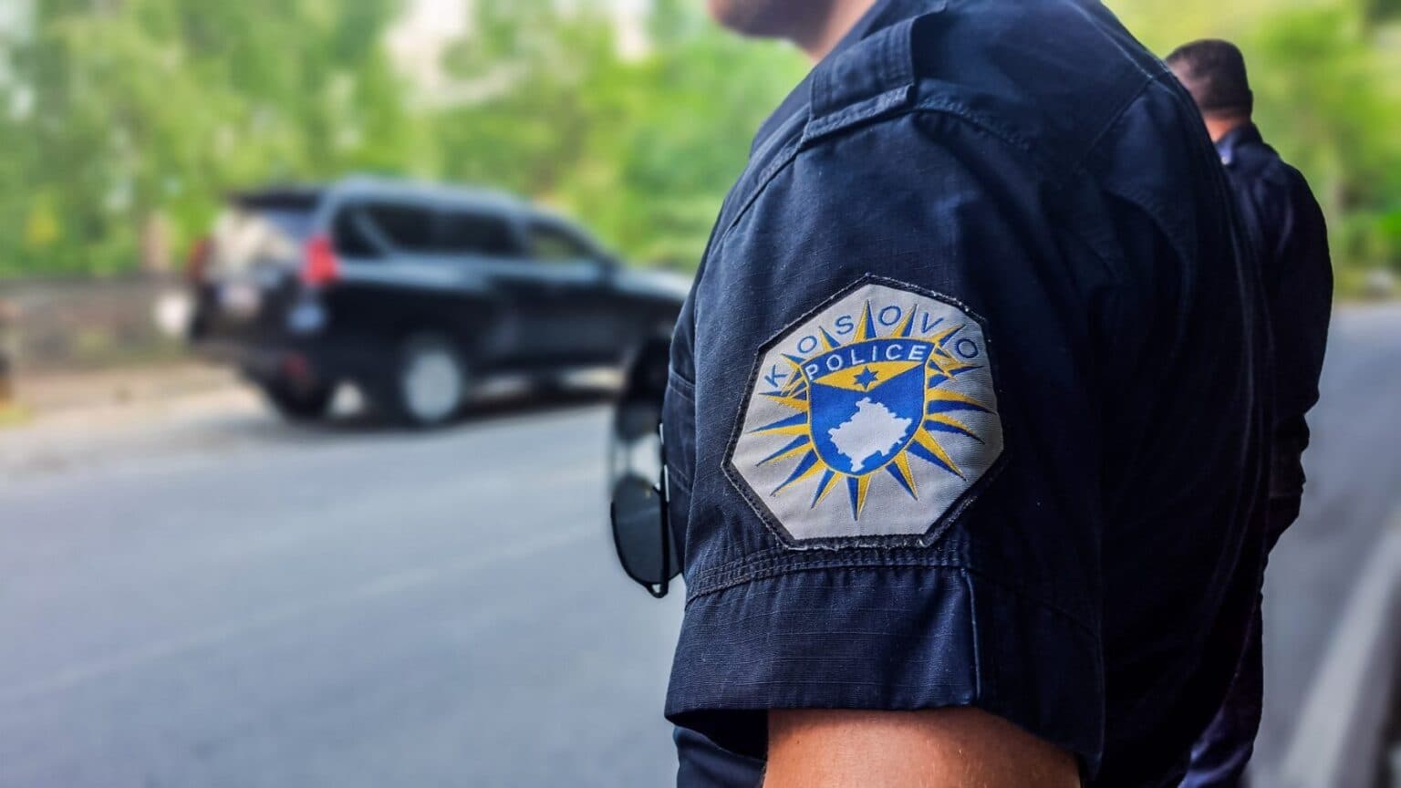 Policia bastis dy shtëpi të pabanuara në Leposaviq – sekuestron armë, municion dhe pajisje ushtarake