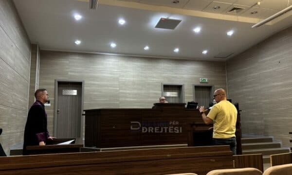 Gjykimi për kanosje në objektin e Qeverisë, i dëmtuari thotë se ishte kanosur gjatë një takimi zyrtar