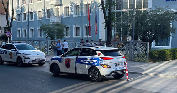 Grabitje brenda bankës në Tiranë, policia në kërkim të autorit