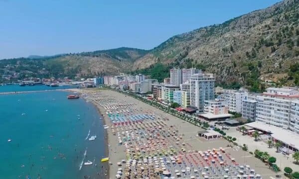 Dyshohej se u mbyt në det në Shëngjin, raportohet se gruaja nga Kosova e gjeti burrin në kafene