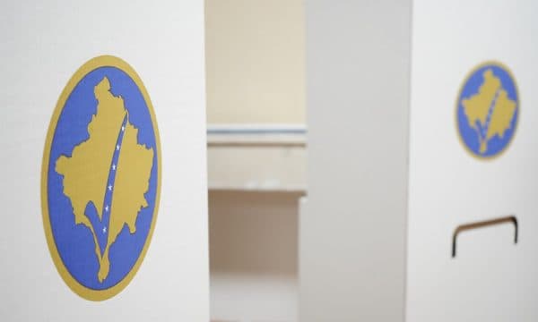 KQZ: Procesi i votimit ka nisur në të gjitha qendrat e votimit, fletvotimet janë shpërndarë me kohë