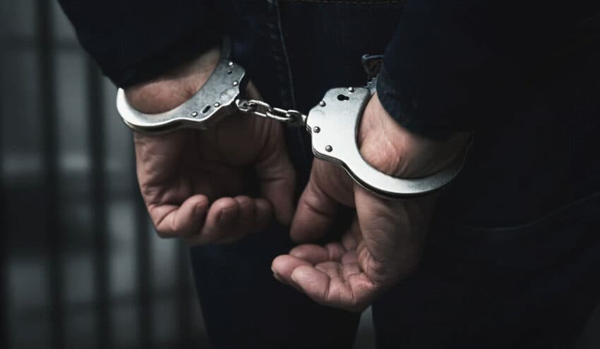 I ofroi 5 euro ryshfet policit në Vërmicë, prangoset i dyshuari