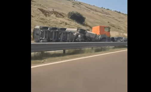 Rrokulliset një kamion në autostradë afër Malishevës, bllokohet komunikacioni