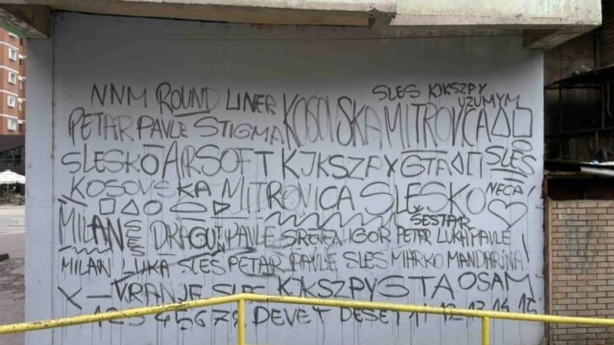 Shkruan grafitin “Kosovska Mitrovica” në veri, katër persona shoqërohen në polici