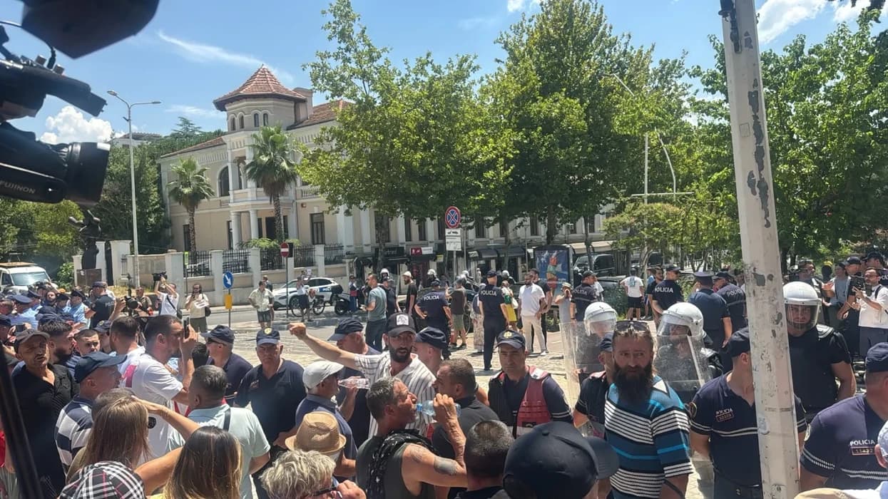 Protestuesit tentojnë të bllokojnë hyrjen e Kuvendit, përplasen me policinë