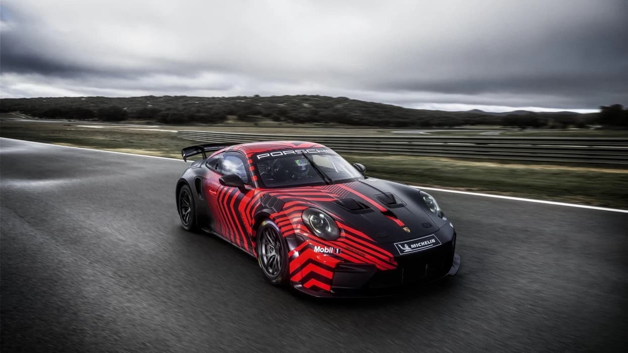 Porsche prezanton një veturë të re garash 911