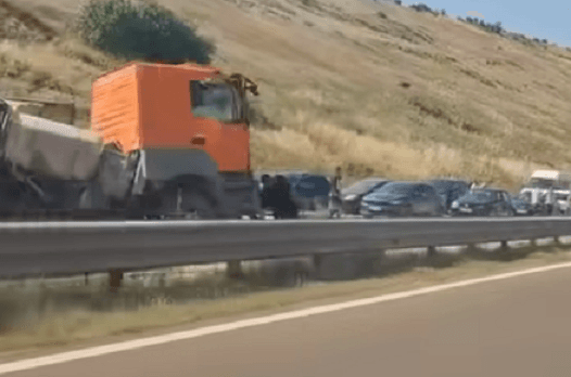 Rrokullisja e kamionit në autostradë, policia kufizon qarkullimin në një shirit