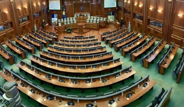 “Paga kalimtare”: Mbi 150 mijë euro në muaj për ish-deputetët