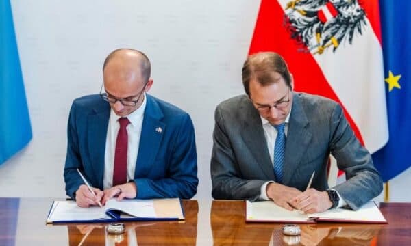 Kosova dhe Austria firmosin marrëveshje: Familjarët e diplomatëve do të kenë të drejtë pune