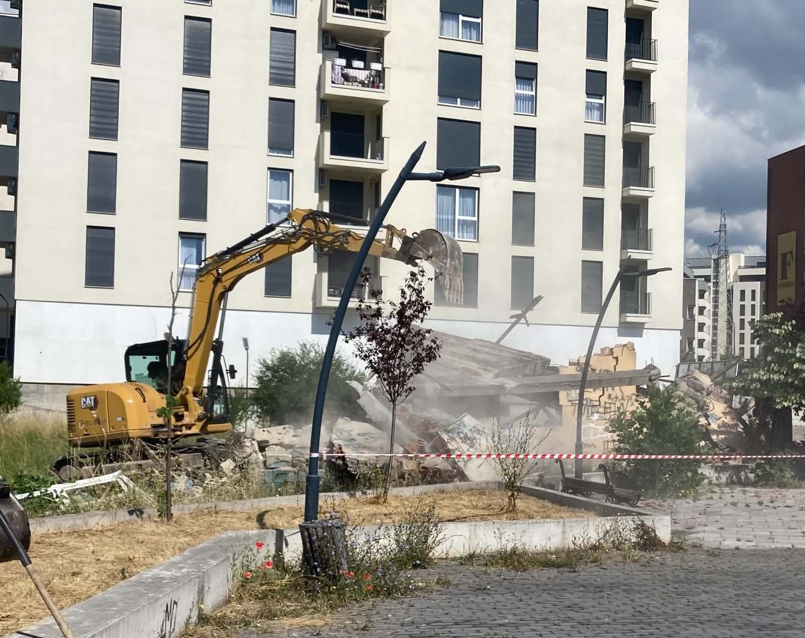 Gjilan: Rrënohet një objekt me rrezikshmëri të lartë