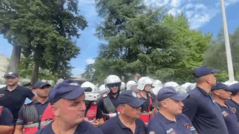 Protestuesit përplasen me policinë te parlamenti, 3 efektivë të lënduar