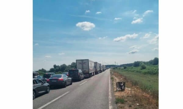 Mbi 3 orë pritje në kufirin Kroaci–Serbi, kolona të gjata në pikën Batrovci