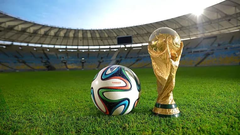 FIFA thyen heshtjen pas polemikave në Argjentinë–Egjipt, Collina mbron arbitrimin dhe VAR-in