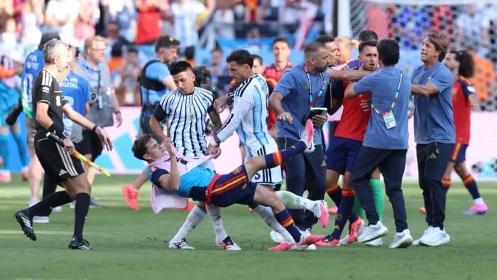 FIFA nis hetimet pas kaosit në finalen e Botërorit, lojtarët e Argjentinës rrezikojnë dënime