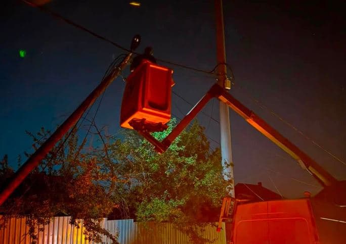 Intervenim pas erërave të fuqishme në Busi të Prishtinës, largohen katër shtylla të dëmtuara