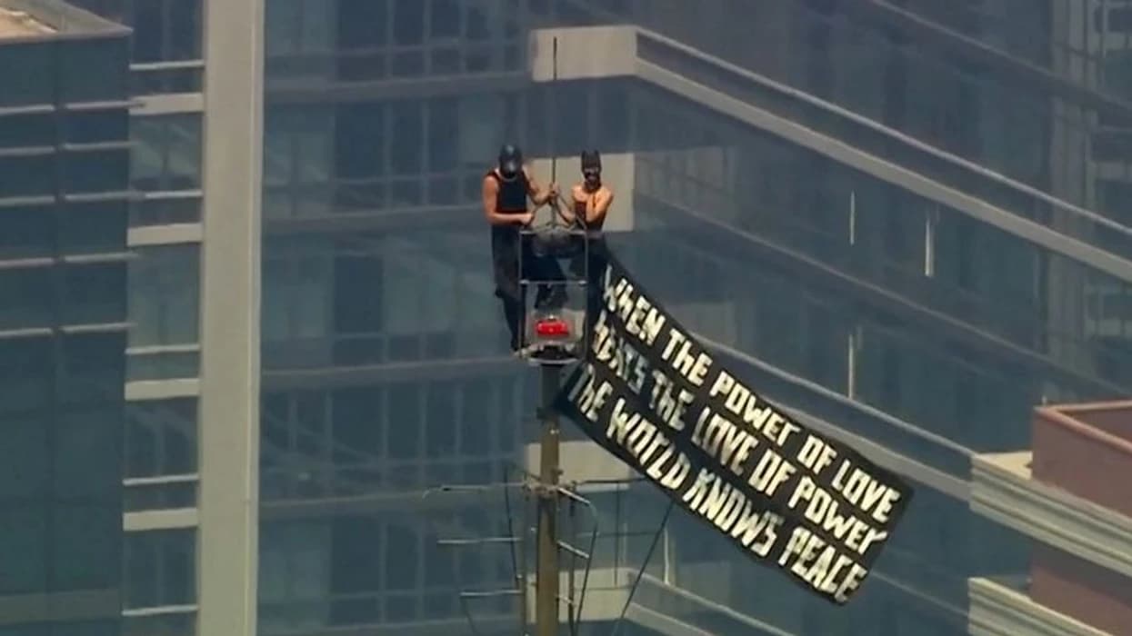 U ngjitën në majë të Empire State për të dhënë një mesazh, arrestohet çifti