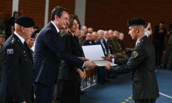Diplomojnë oficerët e rinj të FSK’së, Kurti zotohet për 1 miliard euro investime e fabrikë municionesh