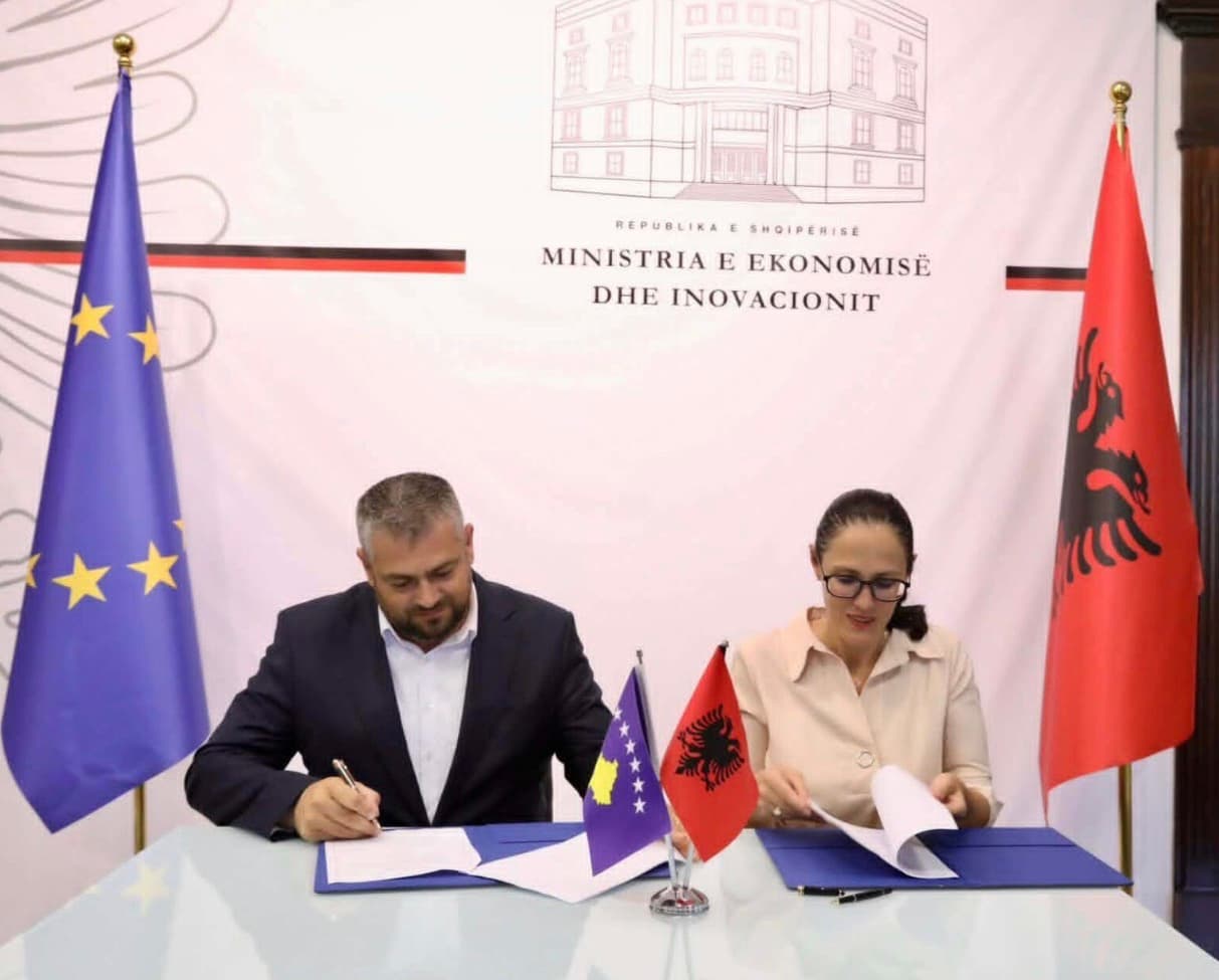 Kosova dhe Shqipëria nënshkruajnë marrëveshje për lehtësimin e punësimit mes dy vendeve