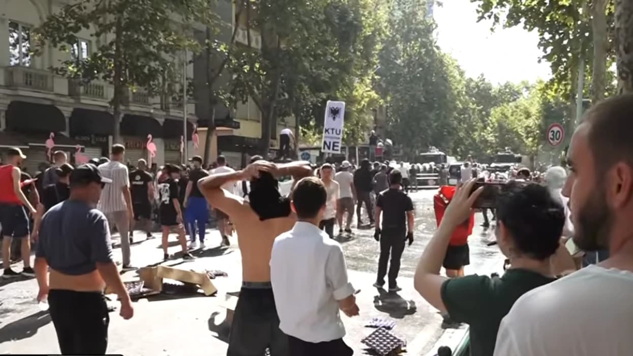 Kaos brenda e jashtë Kuvendit, 6 policë të plagosur dhe 17 protestues në spital