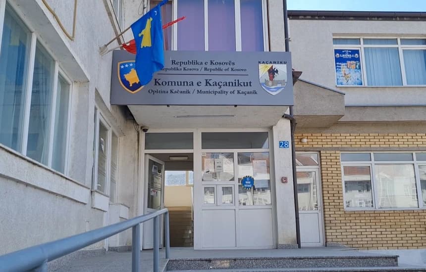 Komuna e Kaçanikut njofton bizneset për lejet shtesë për punë jashtë orarit gjatë sezonit veror