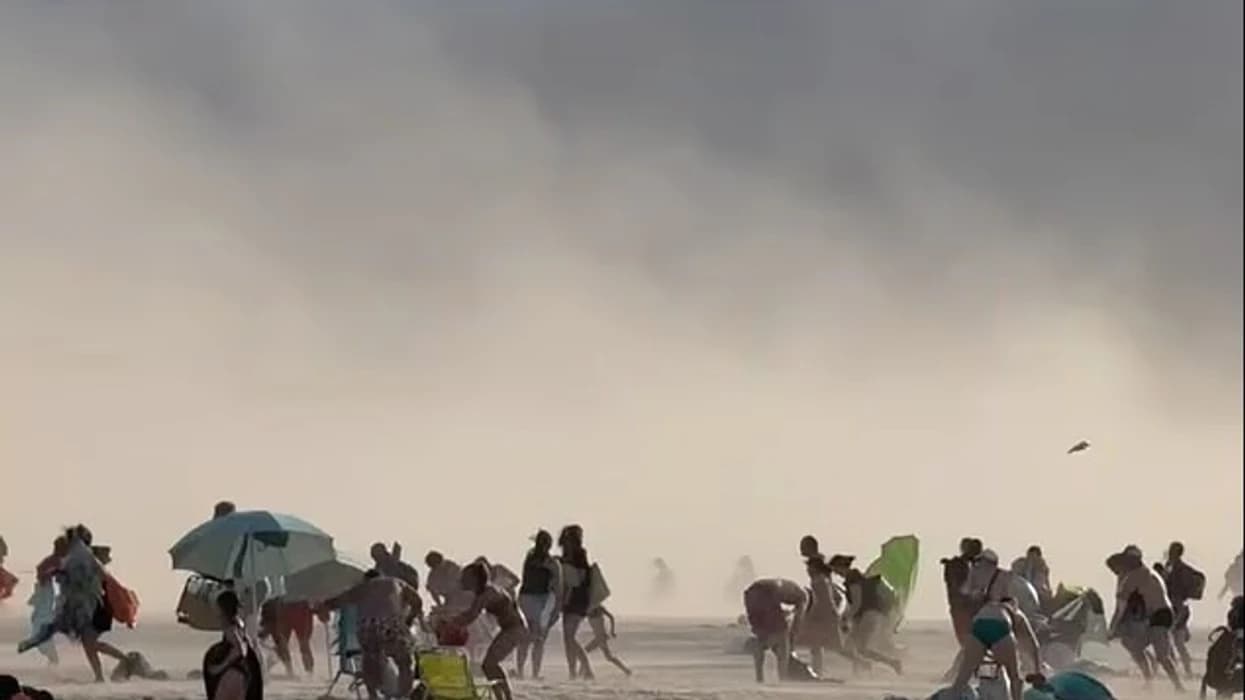 Një “re cunami” gjigante godet plazhin francez me një erë të fortë të papritur duke i bërë turistët të vrapojnë për të shpëtuar jetën