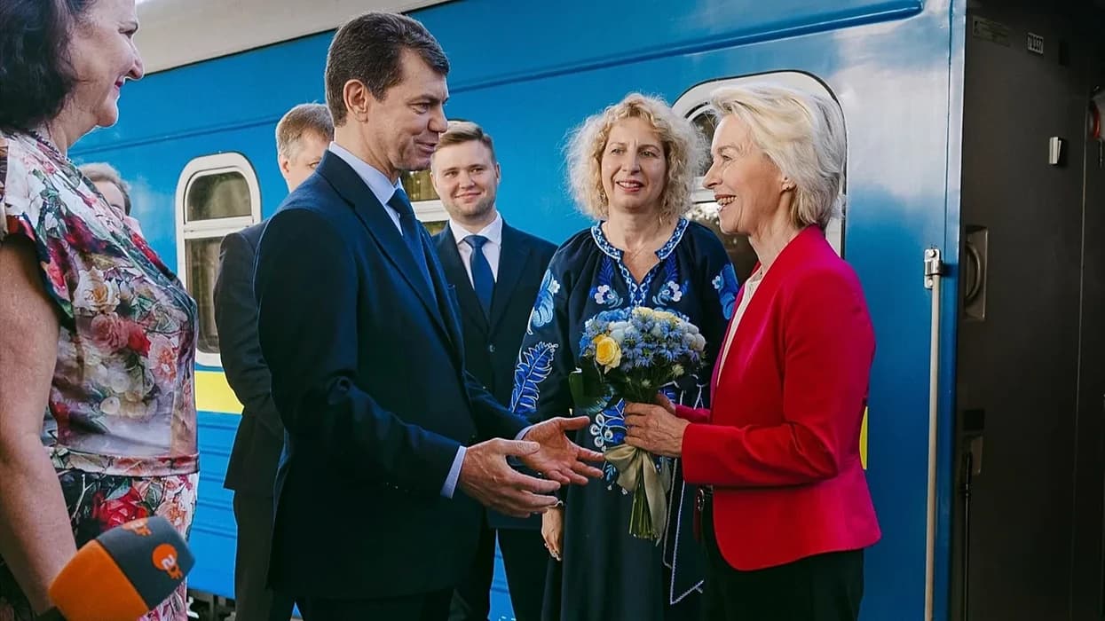 Von der Leyen mbërrin në Kiev për të diskutuar dronët dhe anëtarësimin në BE me Zelensky