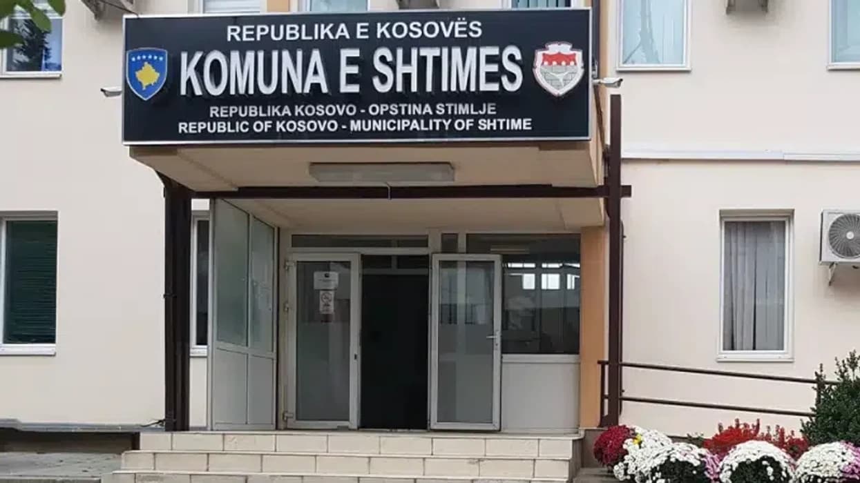 Komuna e Shtimes liron disa hapësira publike për parkim të veturave