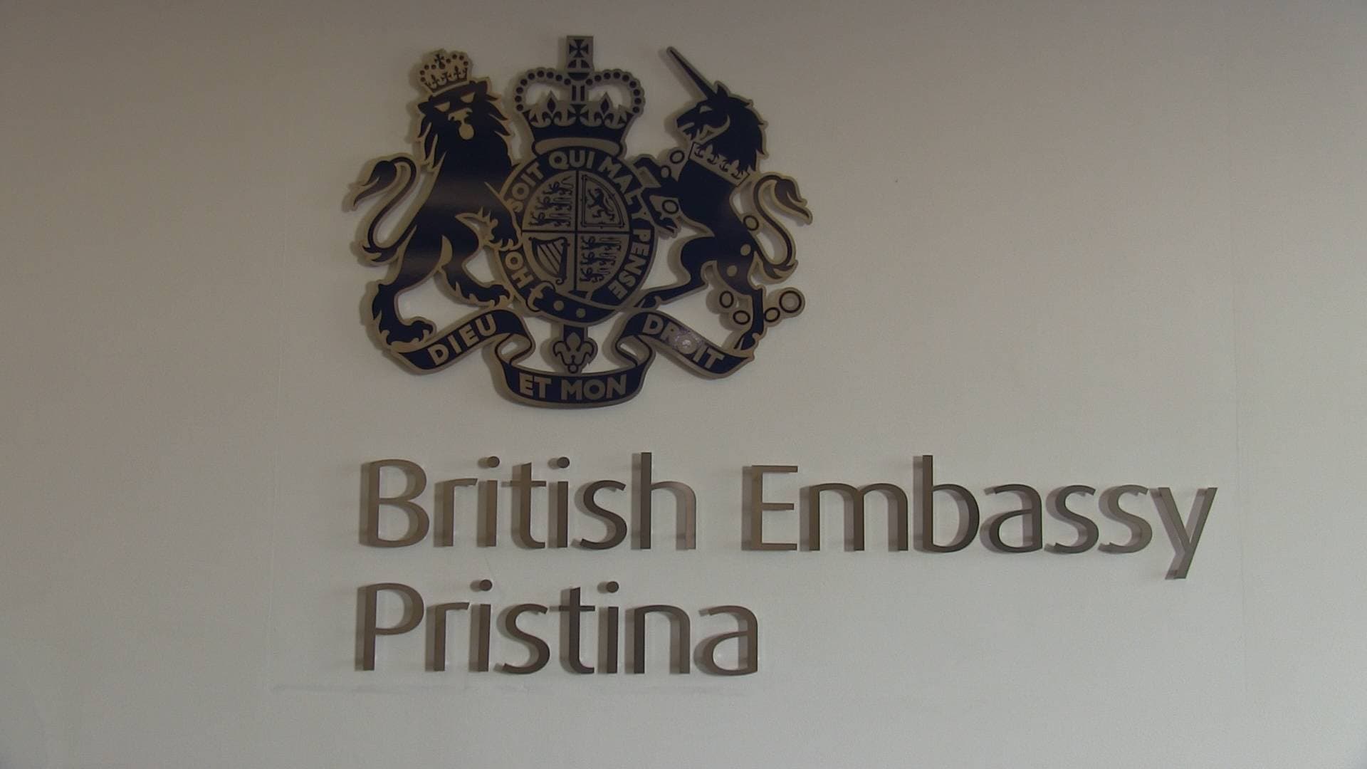Ambasada britanike kërkon riintegrim të serbëve në sistemin e drejtësisë