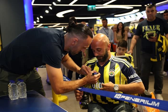 Muriqi pritet si hero nga tifozët e Fenerbahçes, sulmuesi kosovar premton rikthim sa më të shpejtë