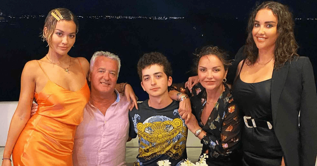 Rita Ora zbulon ritualet familjare shqiptare dhe varësen që e mban gjithmonë me vete