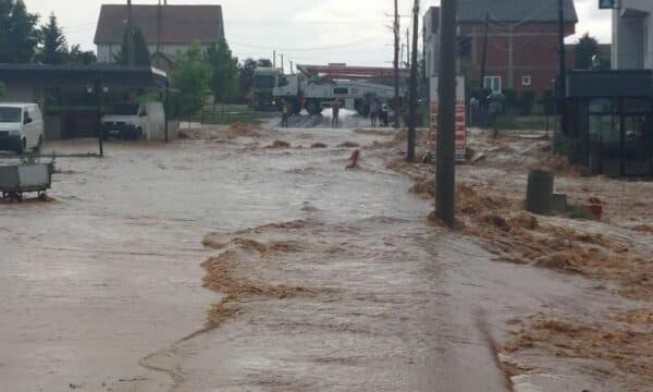 Reshjet e mëdha të shiut bllokojnë rrugën në magjistralen Ferizaj-Gjilan
