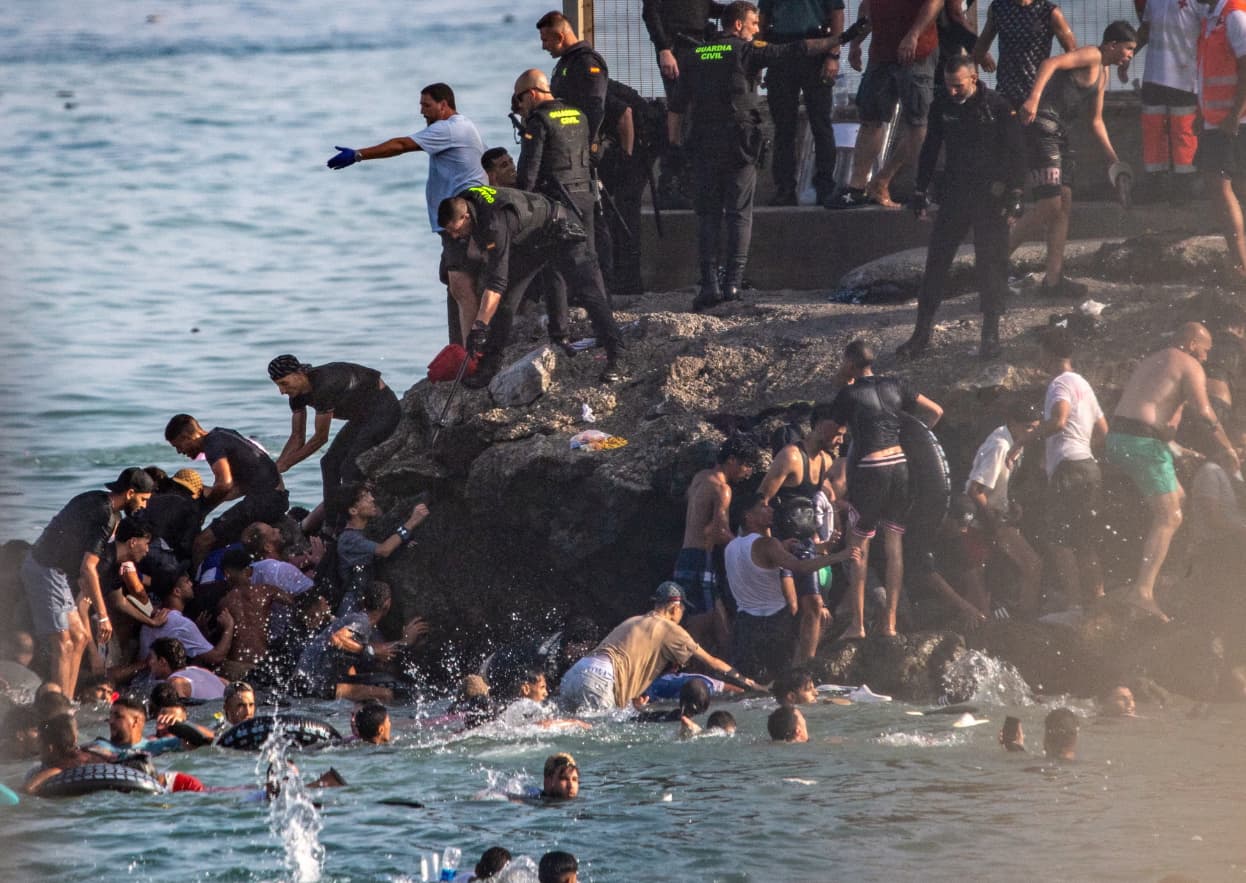 41 të vdekur nga kalimi masiv i emigrantëve nga Maroku në Ceutë