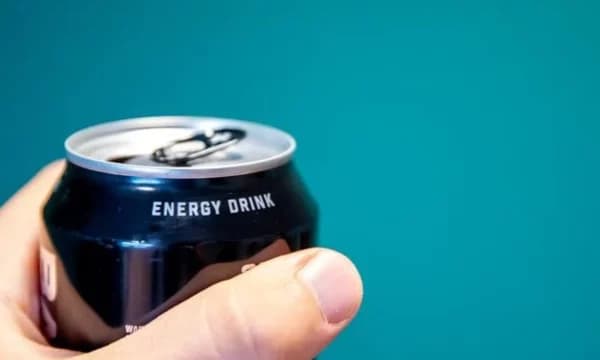 Anglia ndalon shitjen e pijeve energjike me përmbajtje të lartë kafeine për personat nën 16-vjeç