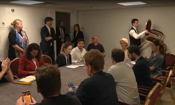 VIDEO/ Vizita e Von der Leyen në Kiev, momenti kur presidentja e KE-së dërgohet në bunker pas alarmit për sulm ajror