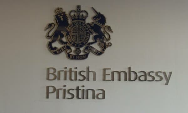 Ambasada britanike kërkon riintegrimin e serbëve në sistemin e drejtësisë: Të forcohet besimi i qytetarëve