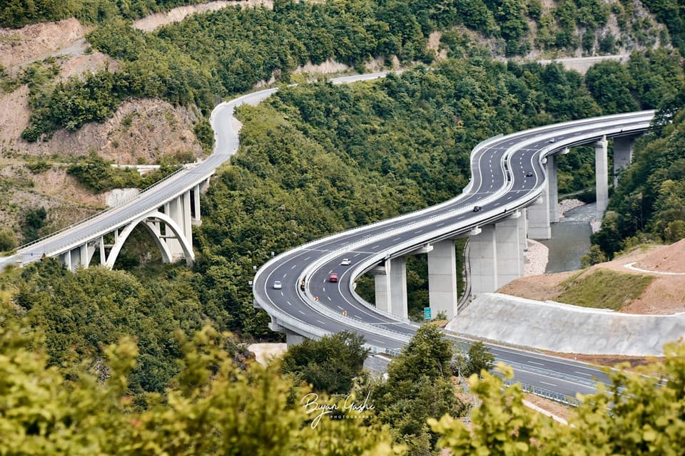 Kufizim i qarkullimit për kamionët mbi 20 tonë në autoudhë gjatë ditës së sotme