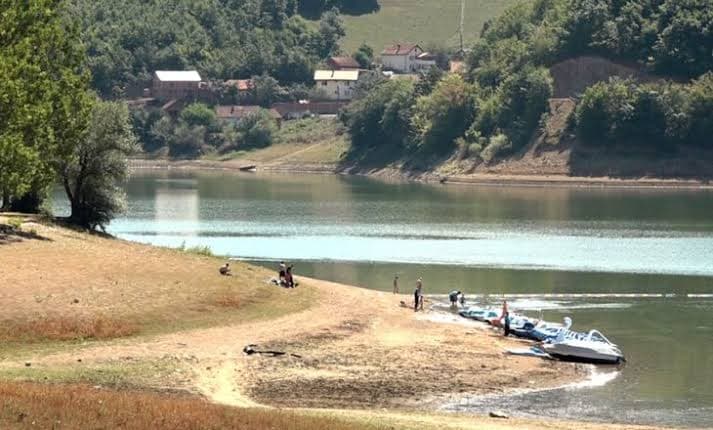Vazhdojnë kërkimet për 25-vjeçarin e zhdukur në Liqenin e Batllavës