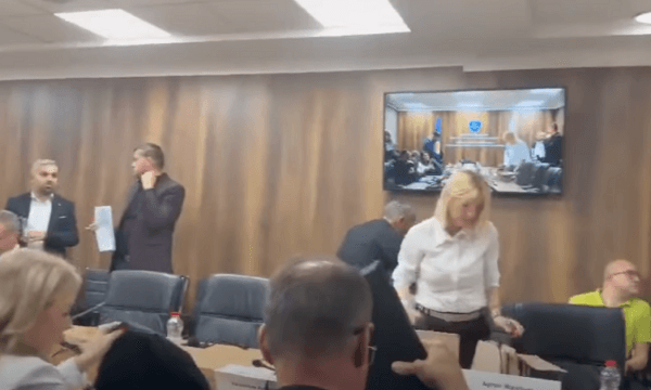 Anëtarët e KGJK-së lëshojnë mbledhjen pas debatit për gjyqtarët serbë