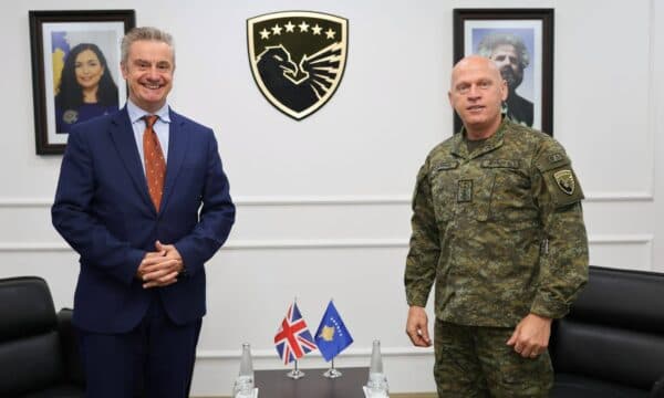 Jashari pret ambasadorin britanik, diskutuan për sigurinë dhe forcimin e bashkëpunimit me FSK-në
