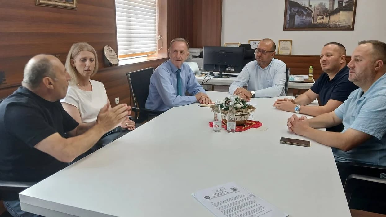 Zgjidhet ngërçi për punëtorët teknikë të shkollave në Prishtinë, premtohen paga dhe kontrata