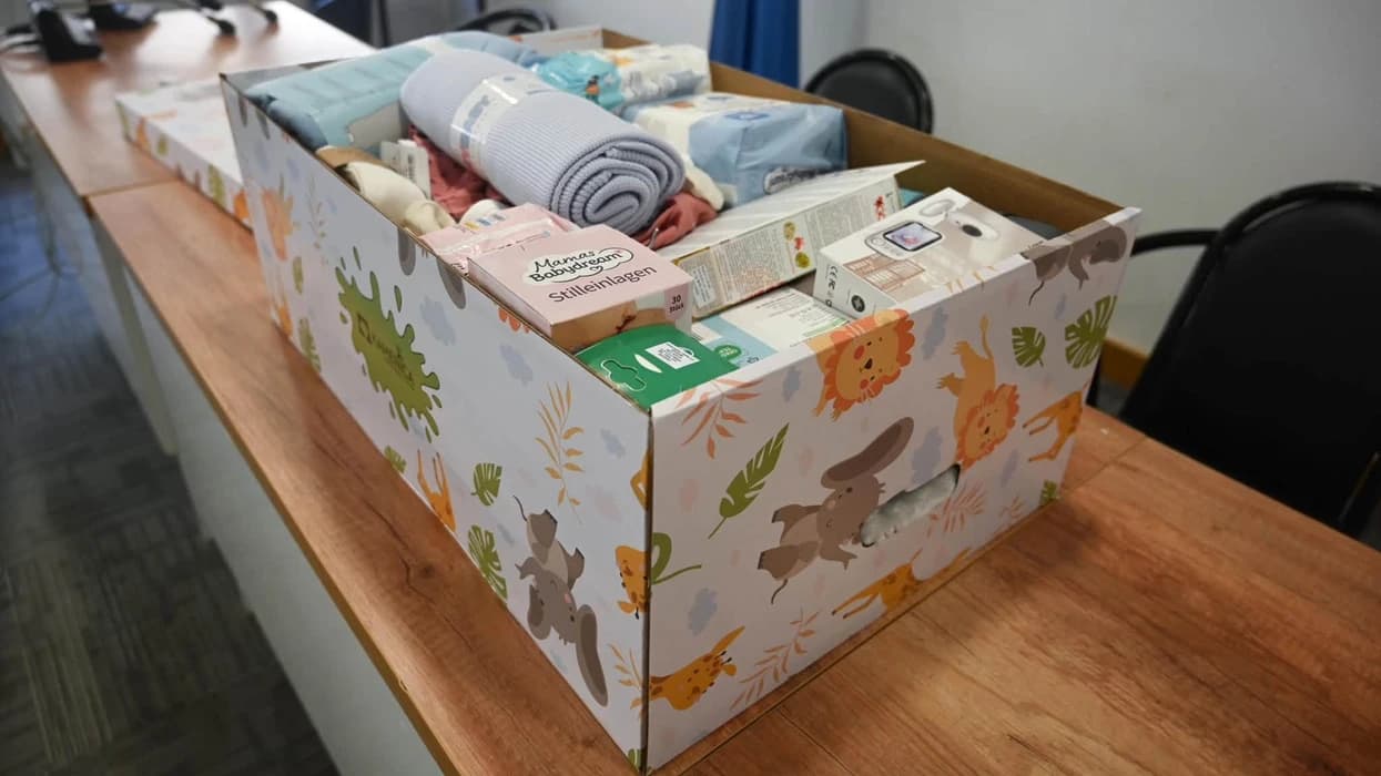 Komuna e Kamenicës ndan 13 pako “Baby Box” për familjet me foshnja të porsalindura