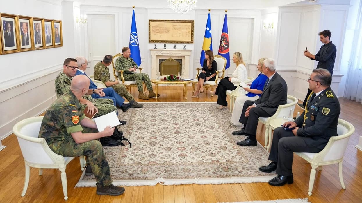 Haxhiu takohet me komandantin e Komandës Aleate në Napoli: Anëtarësimi në NATO mbetet synim strategjik i Kosovës
